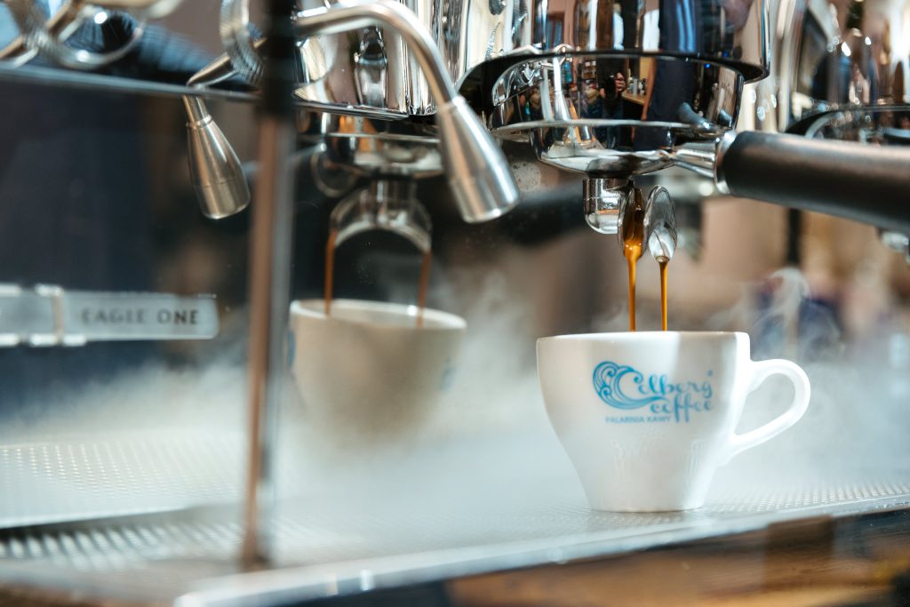 Espresso z ekspresu Victoria Arduino Eagle One w kawiarni