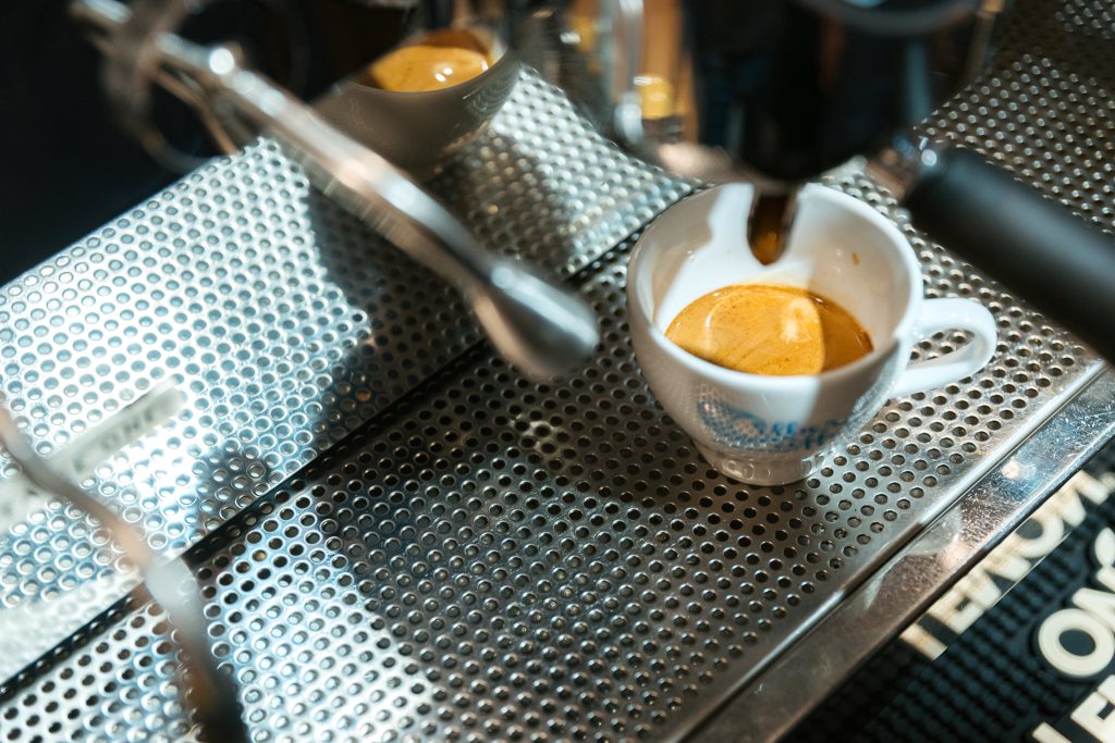 Espresso parzone w grupie ekspresu kolbowego Victoria Arduino