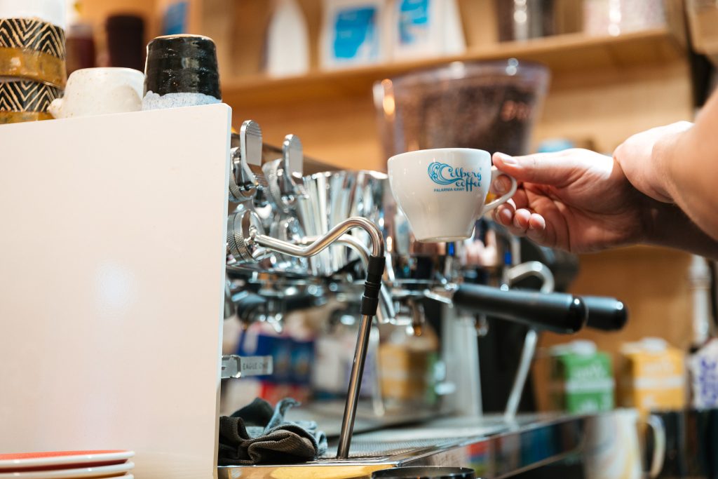Lanca parowa ekspresu kolbowego obok filiżanki z espresso