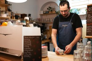 Barista przy ekspresie kolbowym Victoria Arduino Eagle One w kawiarni