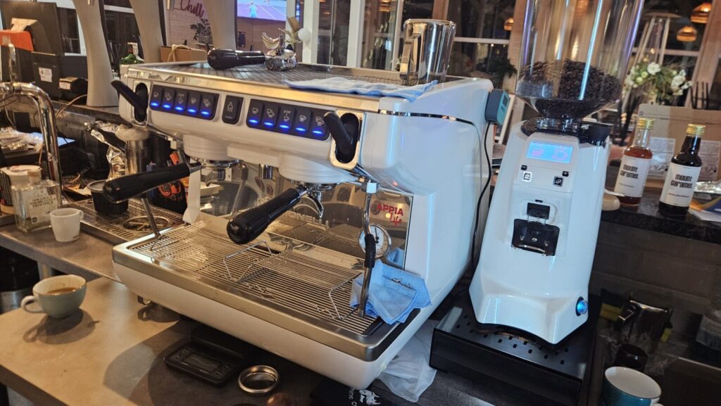 Ekspres do kawiarni Nuova Simonelli Appia Life Compact z młynkiem Eureka na barze