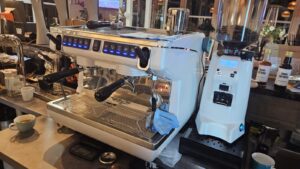Ekspres do kawiarni Nuova Simonelli Appia Life Compact z młynkiem Eureka na barze