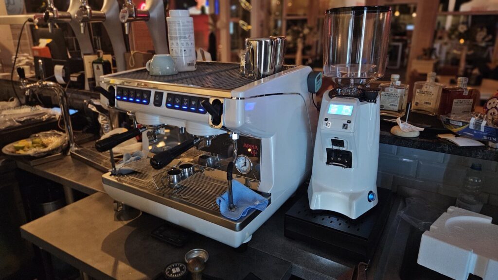 Ekspres dwugrupowy Nuova Simonelli Appia Life Compact z młynkiem Eureka na barze