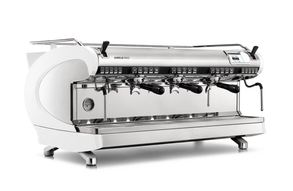 Trzygrupowy ekspres kolbowy Nuova Simonelli Aurelia Wave z trzema kolbami