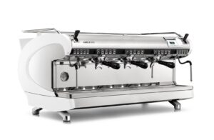 Trzygrupowy ekspres kolbowy Nuova Simonelli Aurelia Wave z trzema kolbami