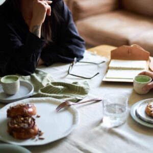 Matcha i ciasto na stoliku w kawiarni, napoje wymagające wody w różnych temperaturach