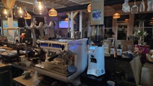 Ekspres kolbowy Nuova Simonelli z młynkiem Eureka na barze lokalu